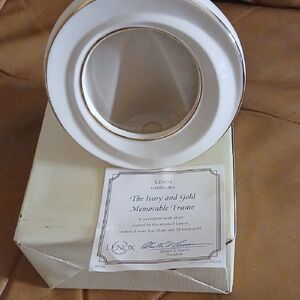 Lenox Ivory and Gold Circular Frame